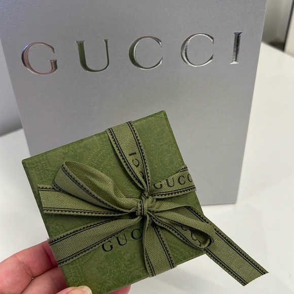 GUCCI RARE BROOCH  2”x1.5” with Box, pouch and paper shopping bag - Picture 3 of 12